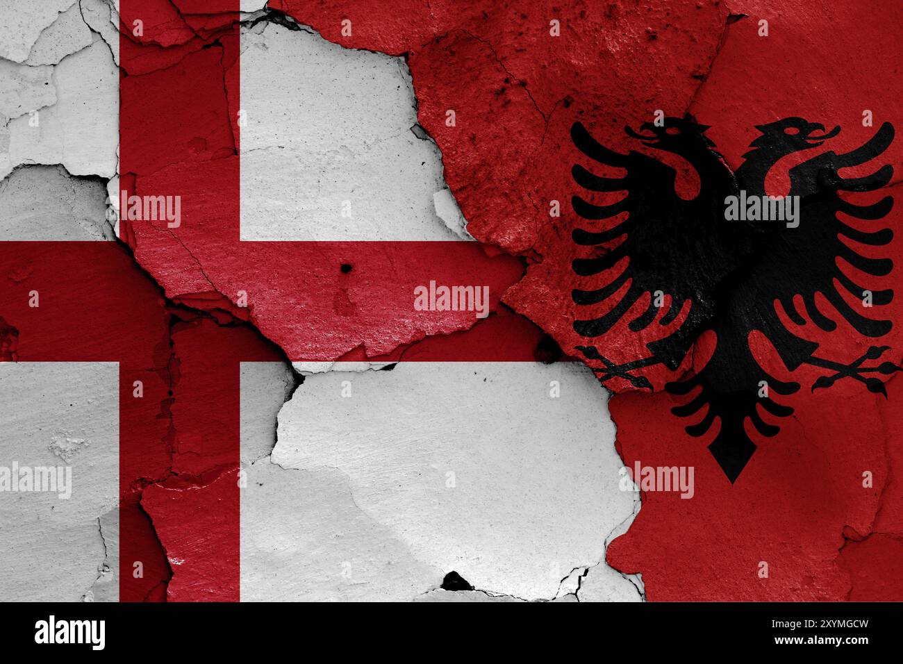Flaggen von England und Albanien auf gerissene Wand gemalt Stockfoto