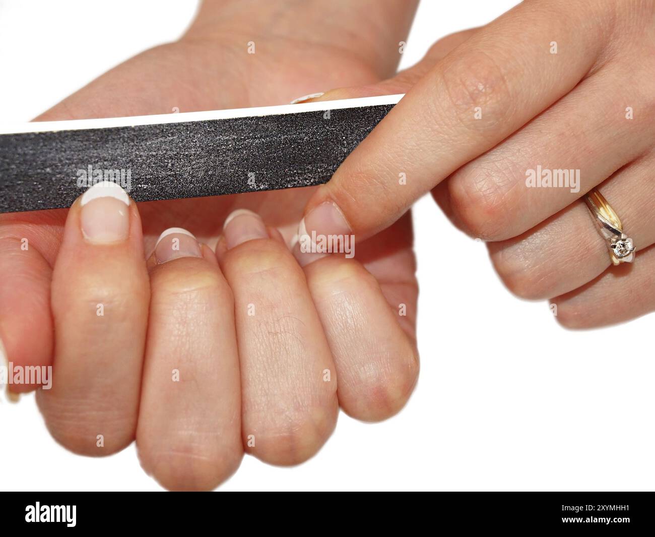 Ein Weibchen ist zur Festsetzung ihrer Nägel mit einem Nagel-Datei, Maniküre Stockfoto