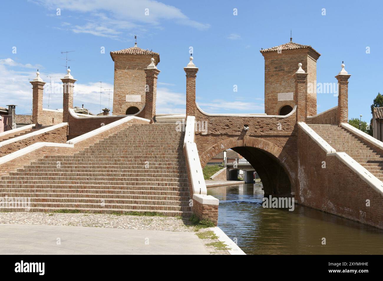 Trepponti oder Ponte della Pallotta, eine römische Backsteinbrücke in Comacchio, Italien, Europa Stockfoto