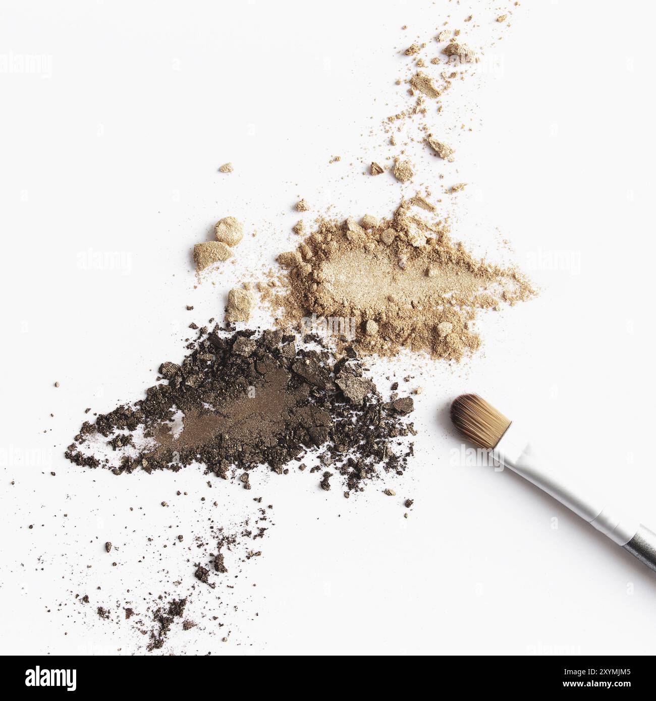 Gestreute helle und dunkelbraune Gesichtsschatten und Lidschatten oder Make-up Pinsel. Make-up Konzept flach lag auf weißem Hintergrund Stockfoto