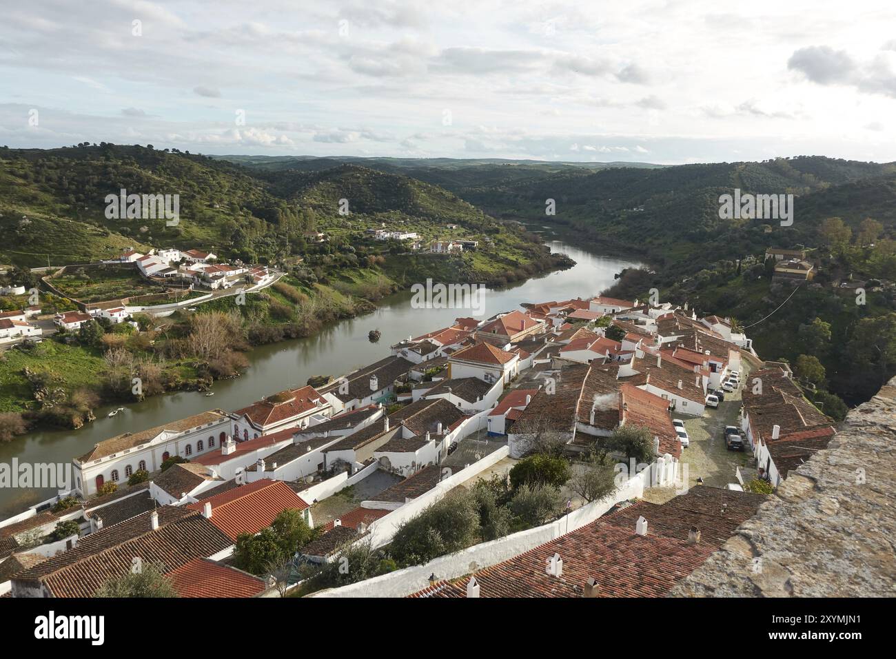 Mertola Stadtansicht weiß historisch schönes traditionelles Dorf in alentejo, Portugal mit Fluss guadiana und Landschaft Stockfoto