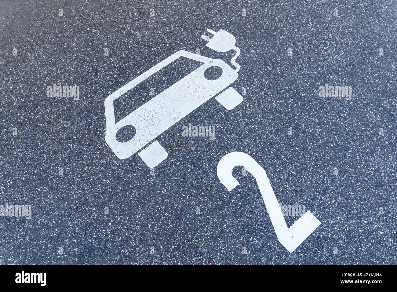 Parkplatz für Elektroautos, Piktogramm eines Autos mit Stecker und Nummer 2 auf dem Boden Stockfoto Parkplatz für Elektroautos, Piktogramm eines Autos mit Stecker und Nummer 2 auf dem Boden Stockfoto