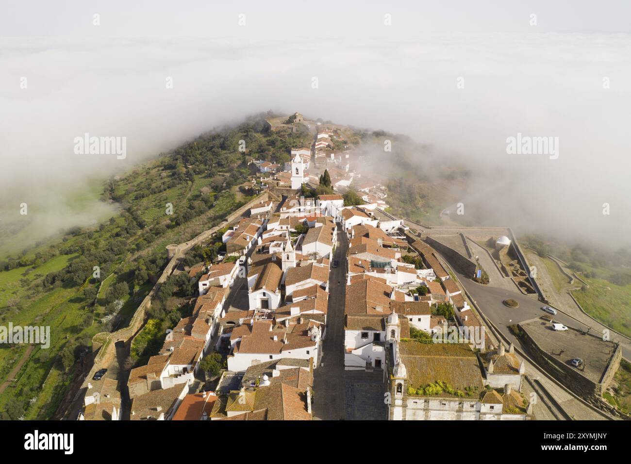 Monsaraz Drohne aus der Luft auf die Wolken in Alentejo, Portugal, Europa Stockfoto