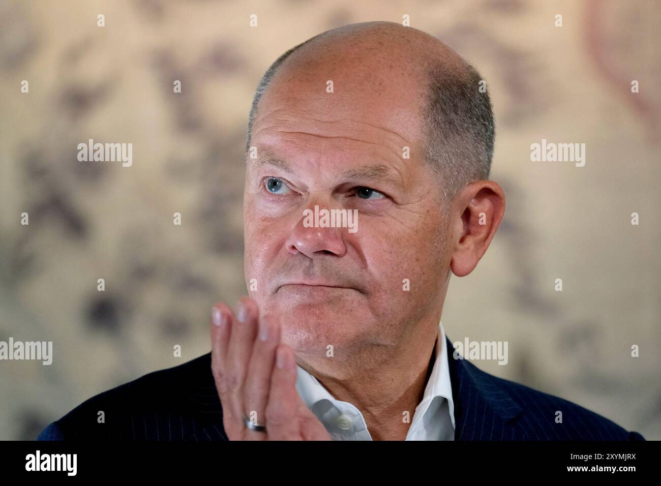 Freiberg, Deutschland. 30. August 2024. Bundeskanzler Olaf Scholz (SPD) besucht das Oberbergamt in Freiberg, das für die Förderung und Regulierung des Bergbaus einschließlich der Lithiumgewinnung im Erzgebirge zuständig ist. Quelle: Sebastian Willnow/AP Pool/dpa/Alamy Live News Stockfoto