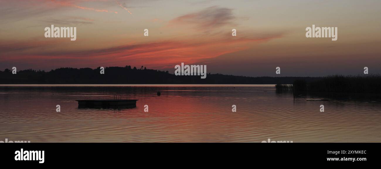 Romantischer Himmel über dem See Pfaeffikon, Schweiz. Sommerszene Stockfoto