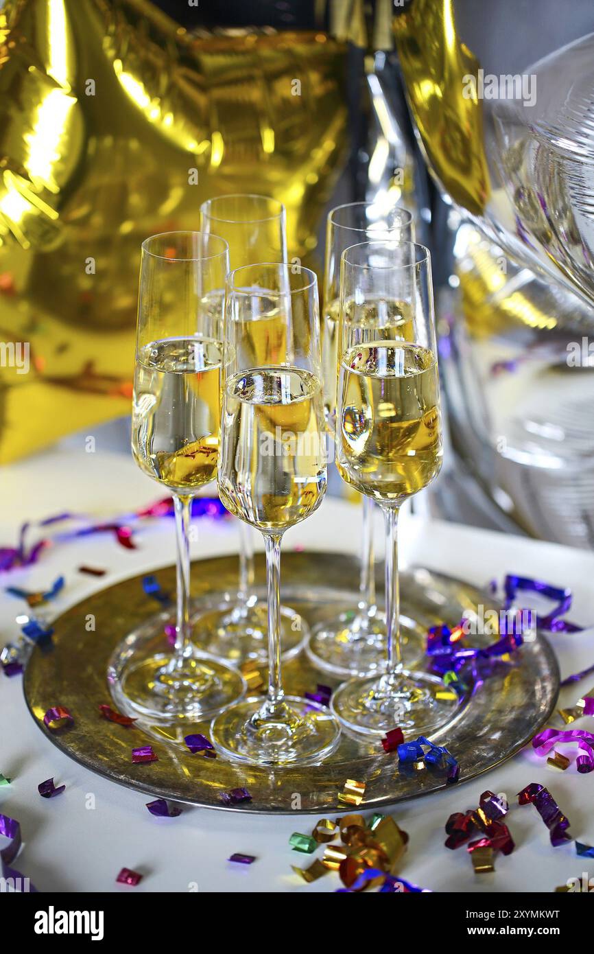 Nahaufnahme von glänzende Gläser Champagner über Schwarz, Weiß, goldenen und silbernen Ballons Hintergrund Stockfoto