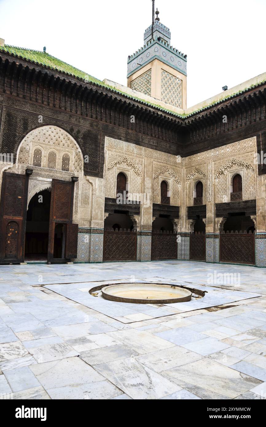 Hof und Minarett der Bou Inania Madrasa in alten Medina von Fes in Marokko Stockfoto