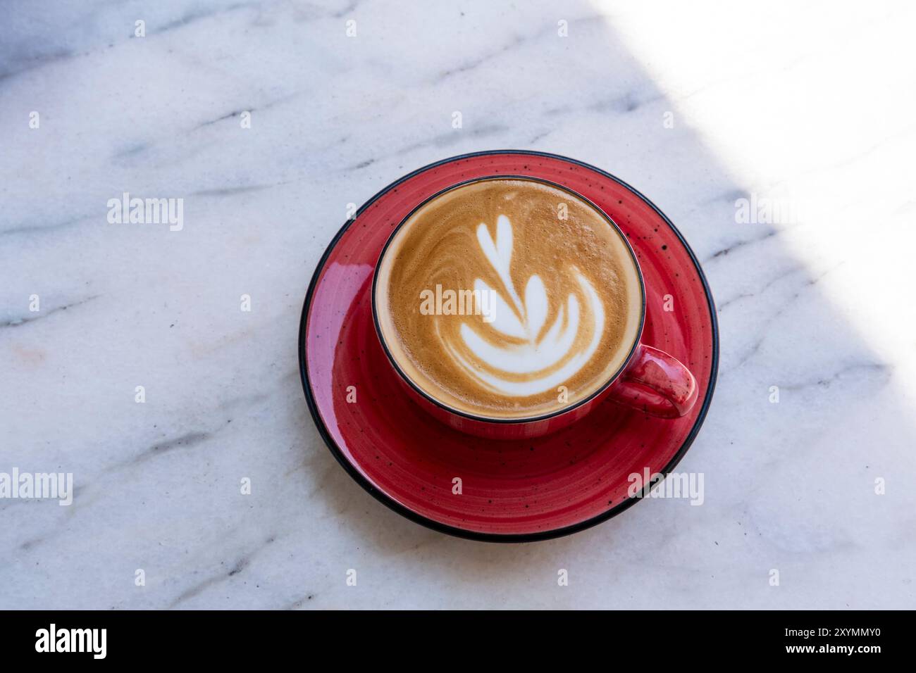 café Latte Art auf Milchschaum mit handgemachter Keramikkkaffee Stockfoto