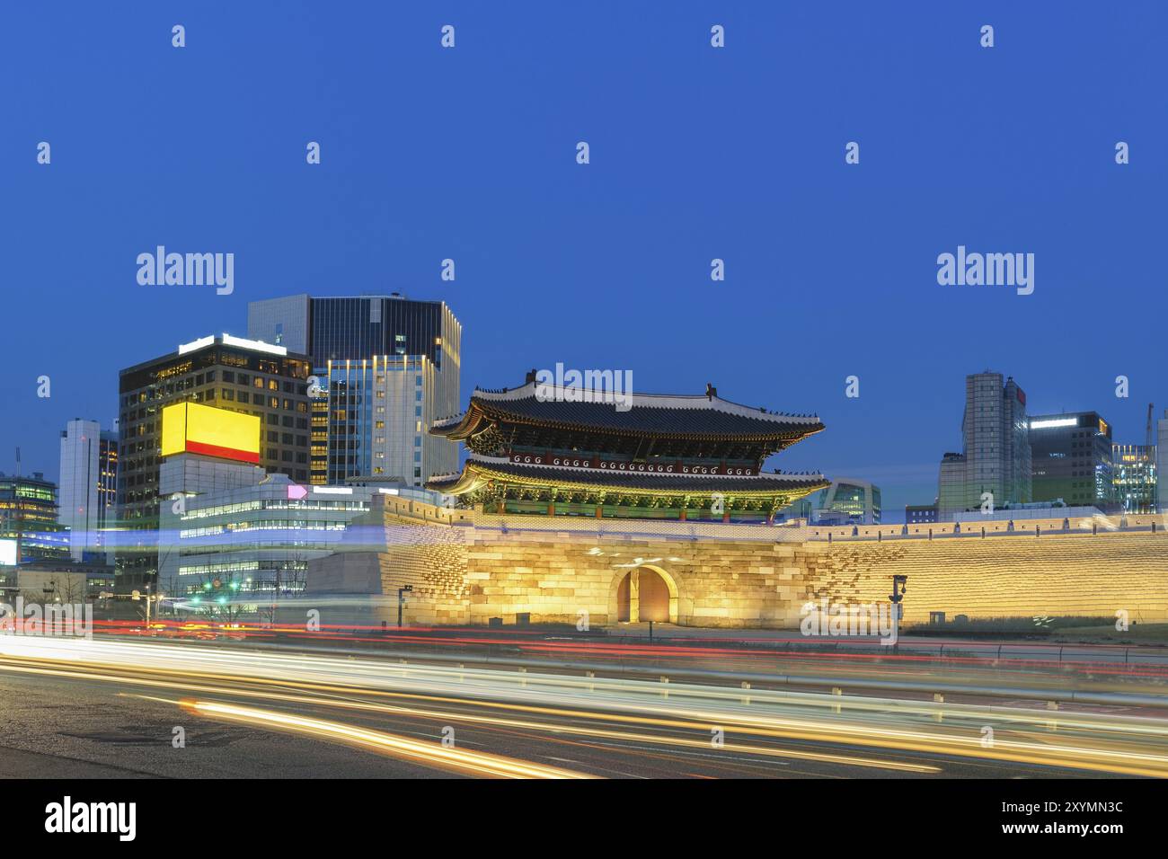 Seoul South Korea, Night City Skyline am Namdaemun Tor (Sungnyemun) Stockfoto