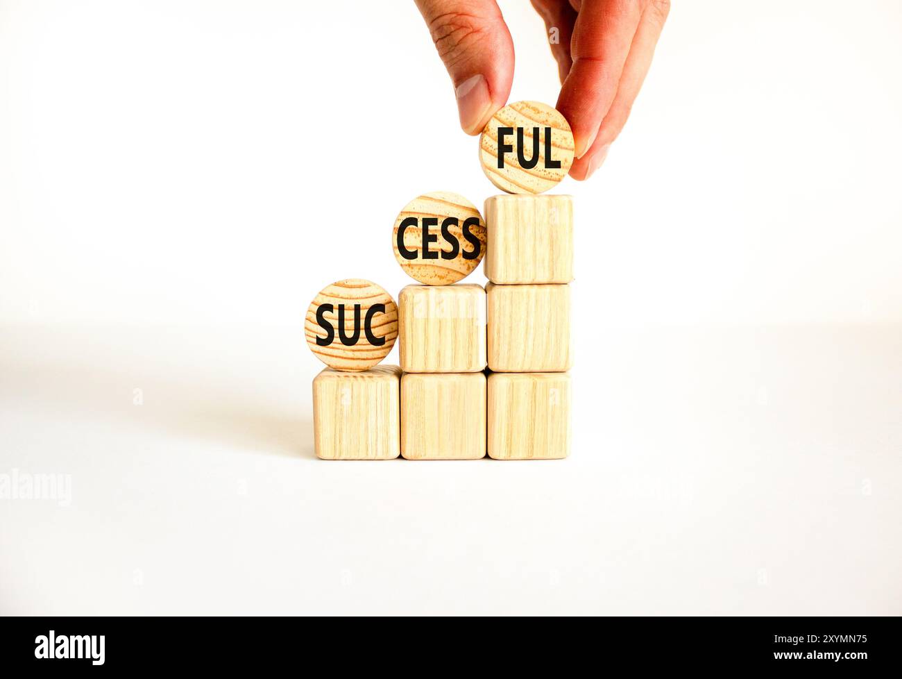 Symbol „erfolgreich“. Konzeptwort erfolgreich auf schönen Holzkreisen. Geschäftsmann Hand. Schöner weißer Hintergrund. Business Success Concept. Cop Stockfoto