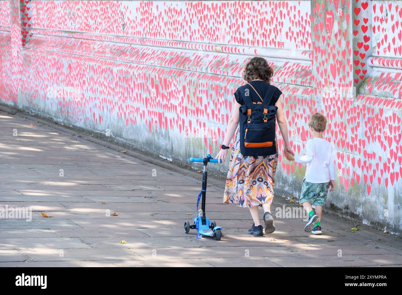 London, Großbritannien. National COVID Memorial Wall an der South Bank, die 2021 von Freiwilligen gegründet wurde, um der während der COVID-Pandemie verstorbenen Personen zu gedenken. August Stockfoto