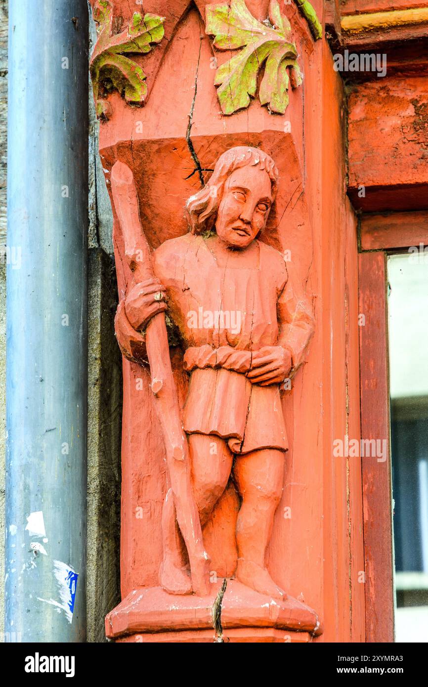 Mittelalterliche geschnitzte Figuren an der Fassade traditioneller Fachwerkhäuser in der 25/27 Rue Colbert, Tours, Indre-et-Loire (37), Frankreich. Stockfoto