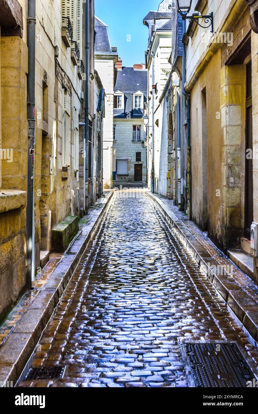 Feuchtes Kopfsteinpflaster auf schmalen Straßen nach dem Waschen durch den stadtrat - Tours, Indre-et-Loire (37), Frankreich. Stockfoto