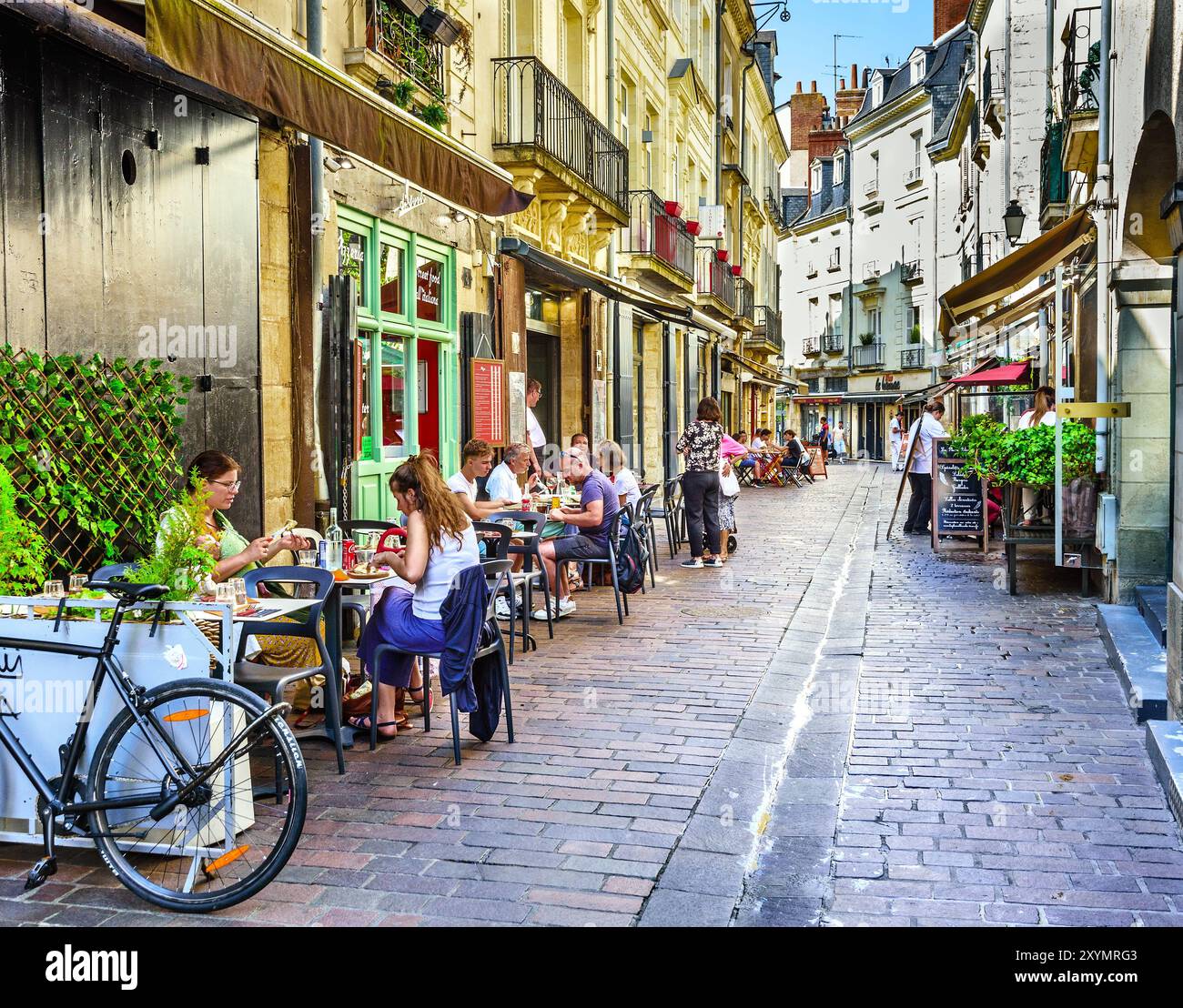 Touristen- und Café-/Restaurantbereich der alten Tours rund um den Place Plumereau - Tours, Indre-et-Loire (37), Frankreich. Stockfoto