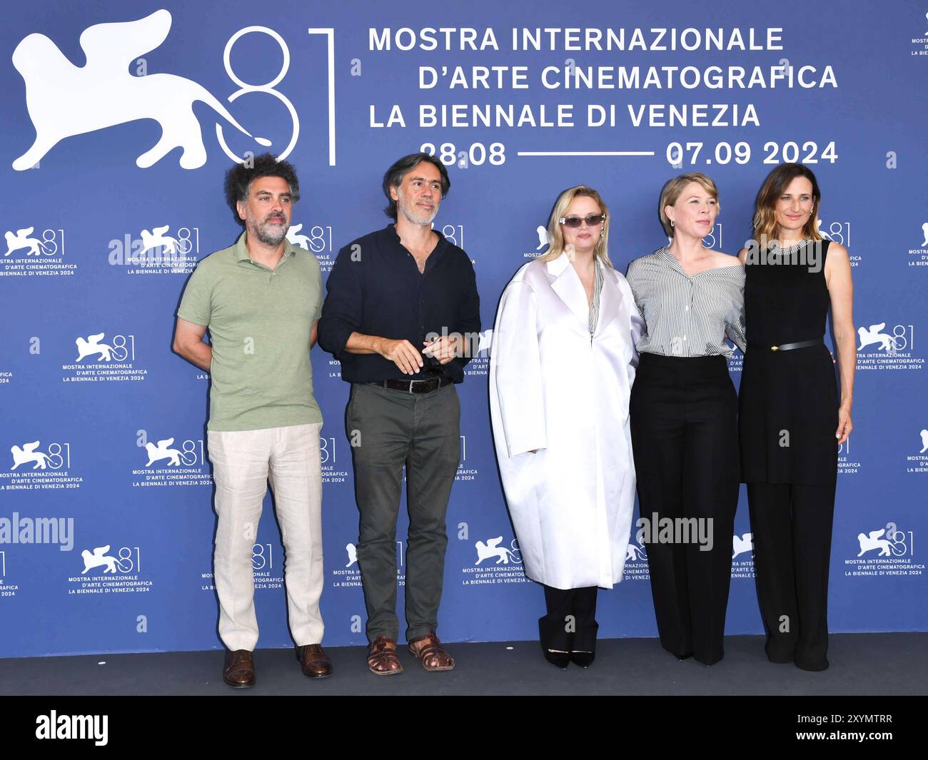 Venedig, 81. Internationales Filmfestival von Venedig - 3. Tag - Fotoruf des Films „drei Freunde“ (Trois Amies). Im Bild Grégoire Ludig, Sara Forestier, Emmanuel Mouret, India Hair und Camille Cottin Stockfoto