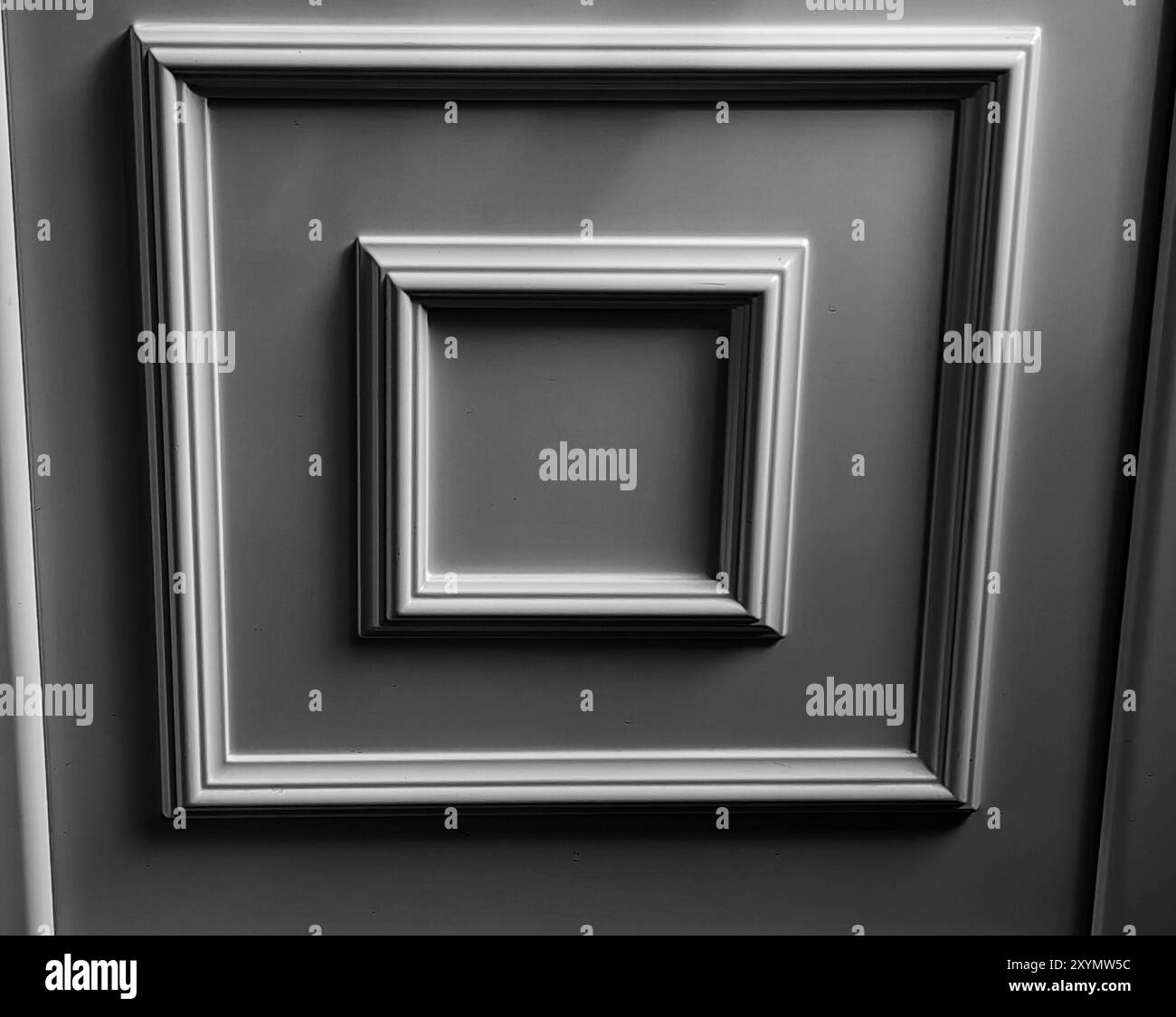 Relativitätstheorie: Kleine vs. Große quadratische Formen in einem gerahmten Vordertür-Detail. Stockfoto