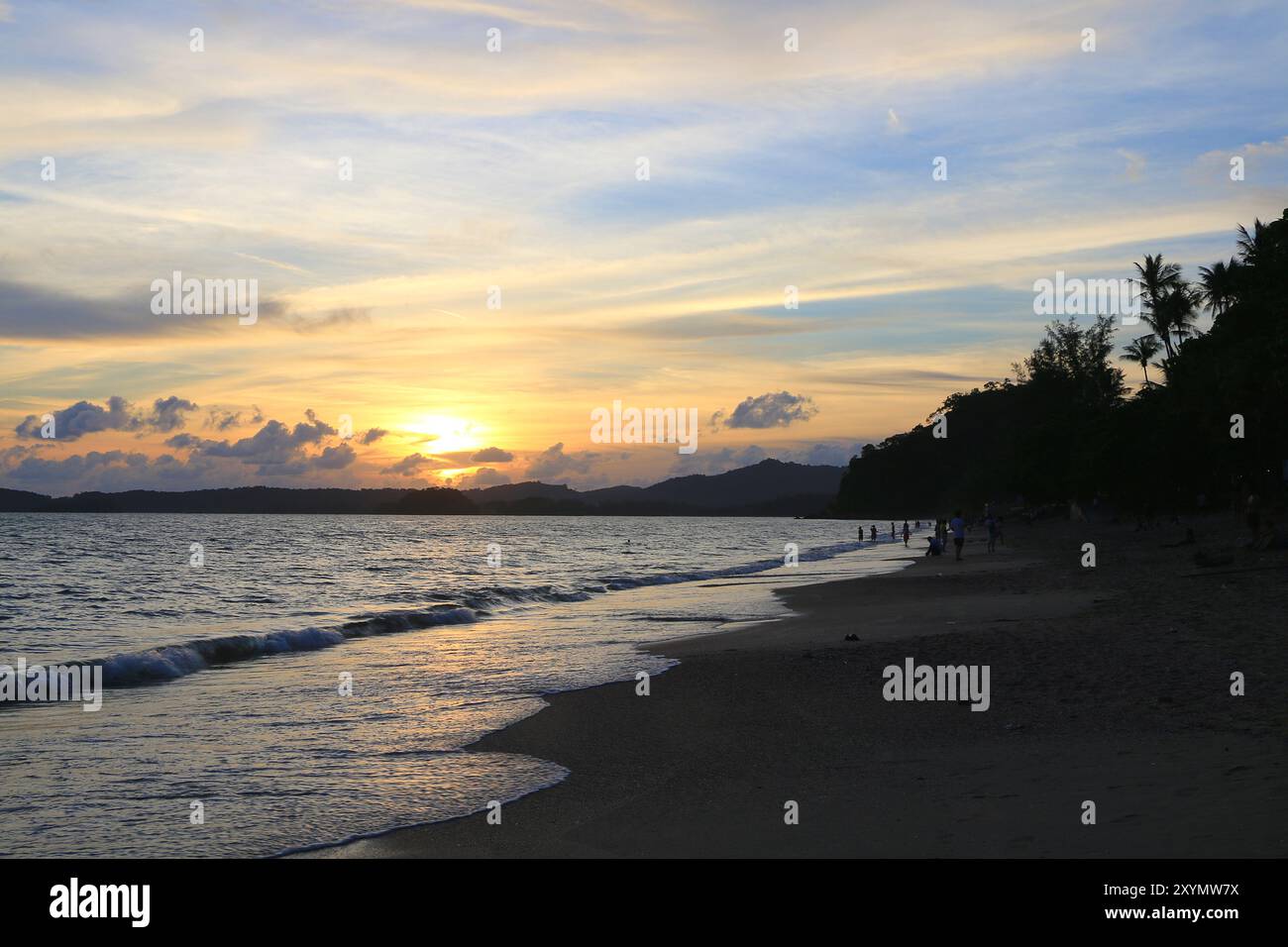 Ao Nang, Thailand. Sonnenuntergang am wunderschönen Strand des Dorfes. Stockfoto