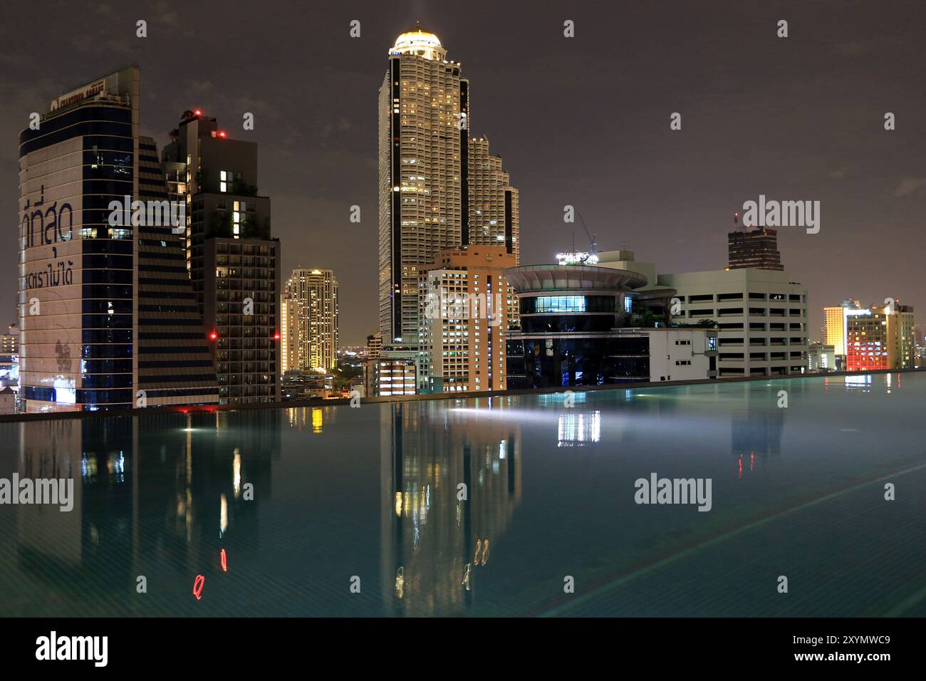 Bangkok, Thailand. Blick auf die Stadt vom Swimmingpool auf dem Dach. Stockfoto