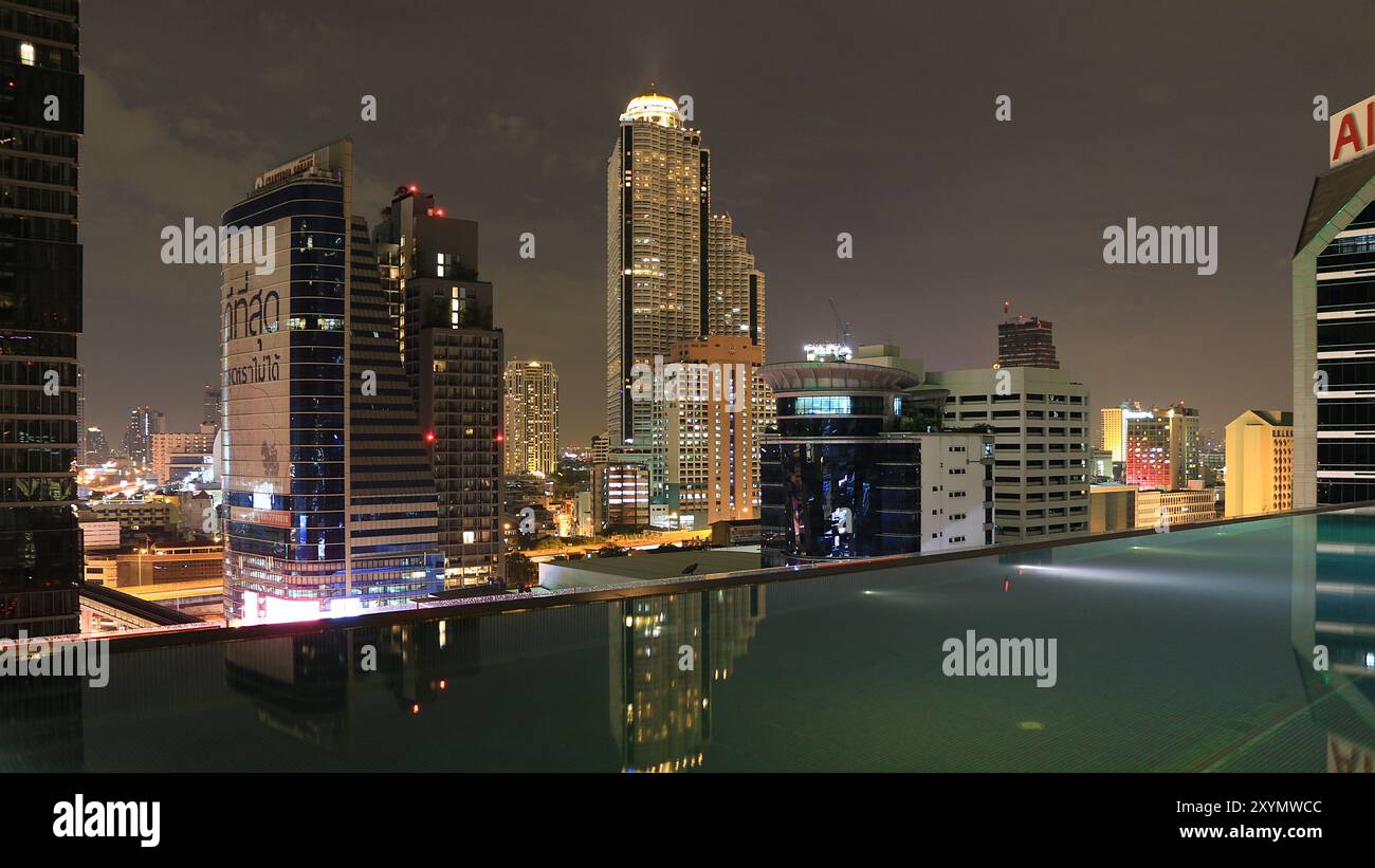 Bangkok, Thailand. Blick auf die Stadt vom Swimmingpool auf dem Dach. Stockfoto
