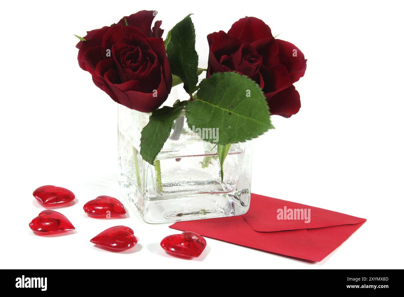 Brief mit roten Rosen und roten Herzen auf weißem Hintergrund Stockfoto