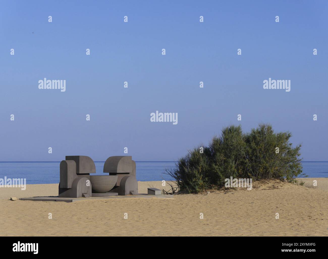 Skulptur von Pietro Cascella am Strand von Piscinas an der Westküste der italienischen Mittelmeerinsel Sardinien Stockfoto