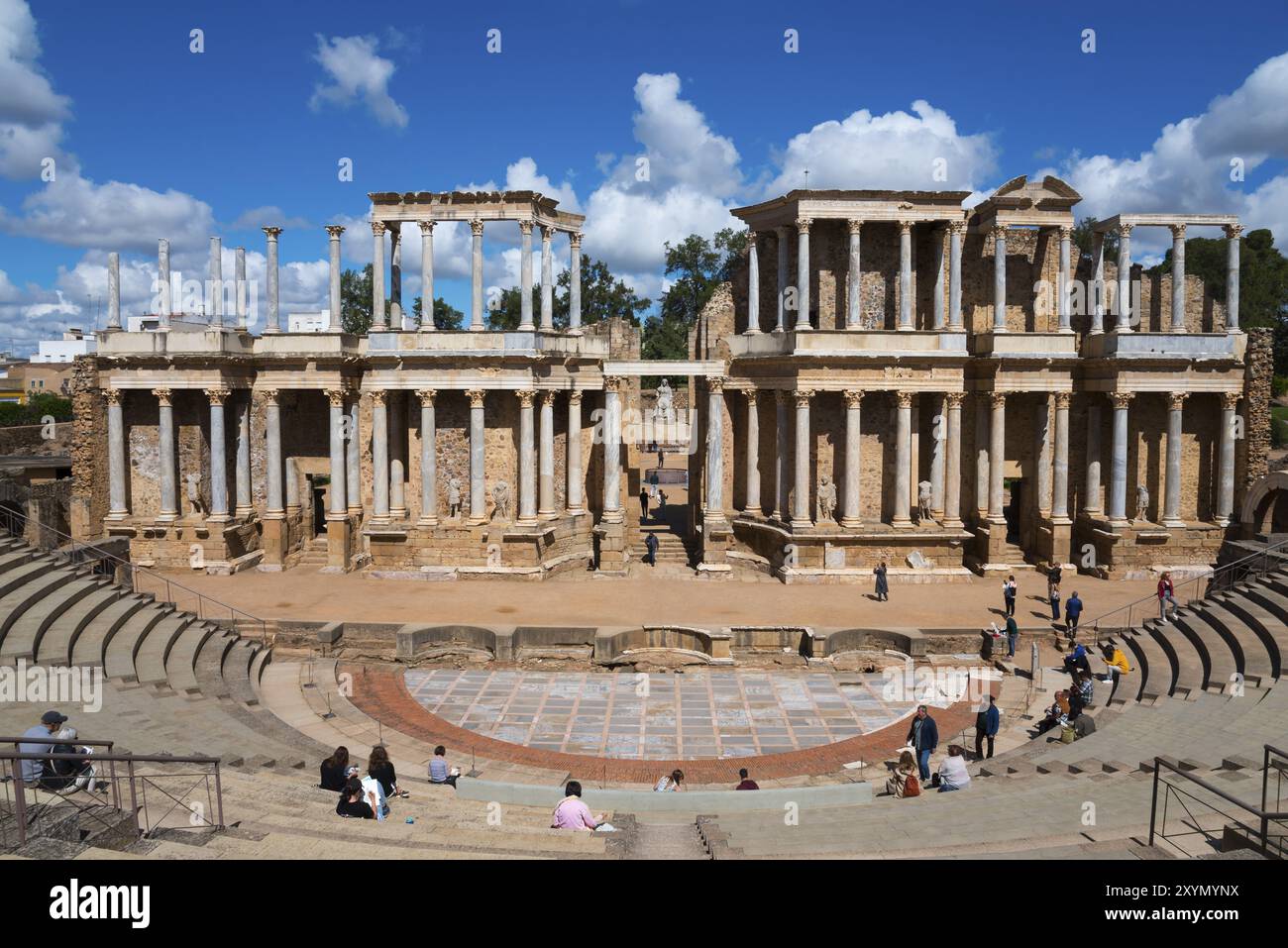 Großes römisches Theater mit beeindruckenden alten Säulen und zahlreichen Zuschauern in den Sitzreihen unter blauem Himmel, Teatro Romano de Merida, Roman thea Stockfoto