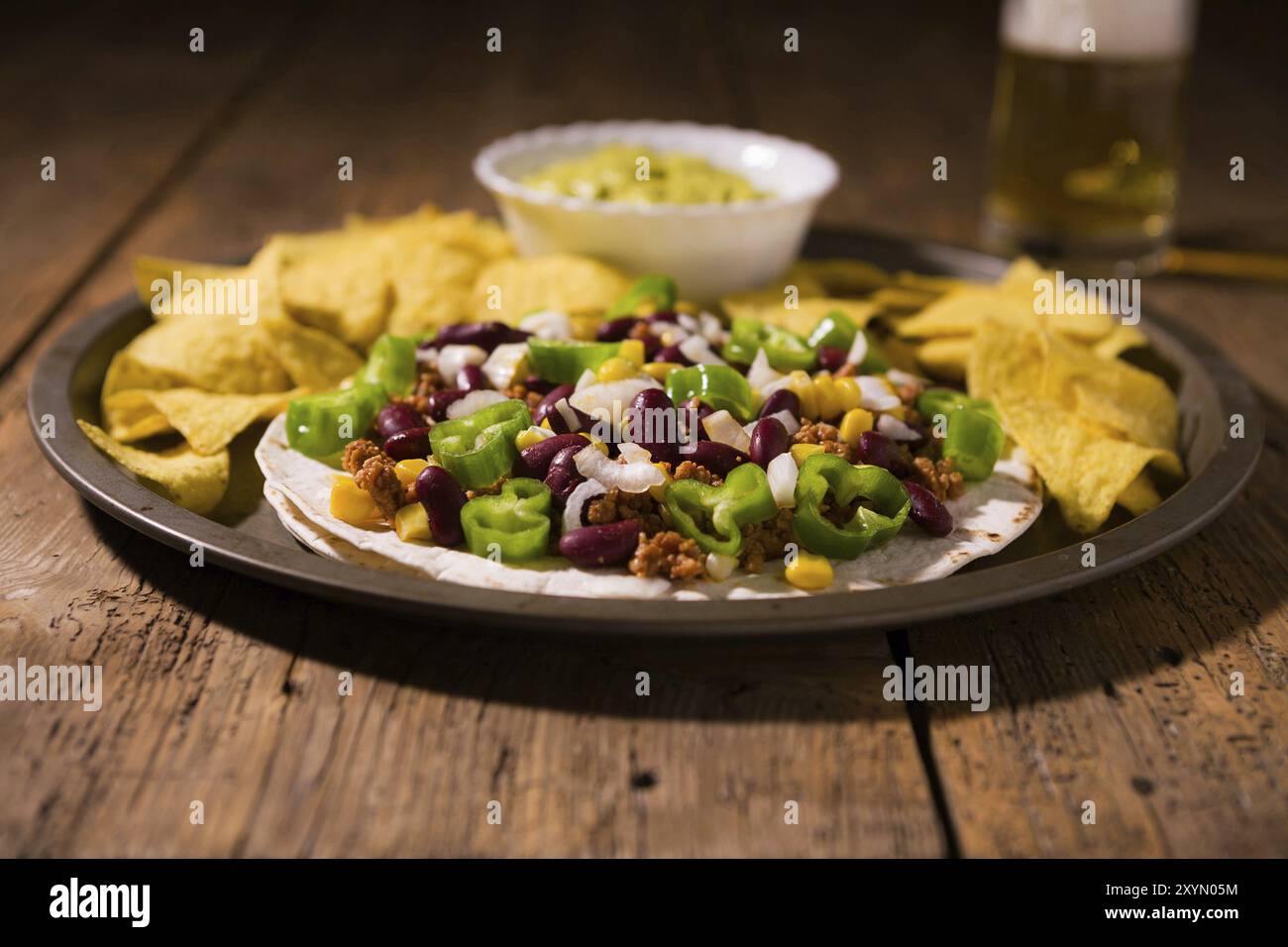 Mexikanische Tortillas mit Fleisch, roten Bohnen und jalapeno Pfeffer über einen alten Holztisch Stockfoto