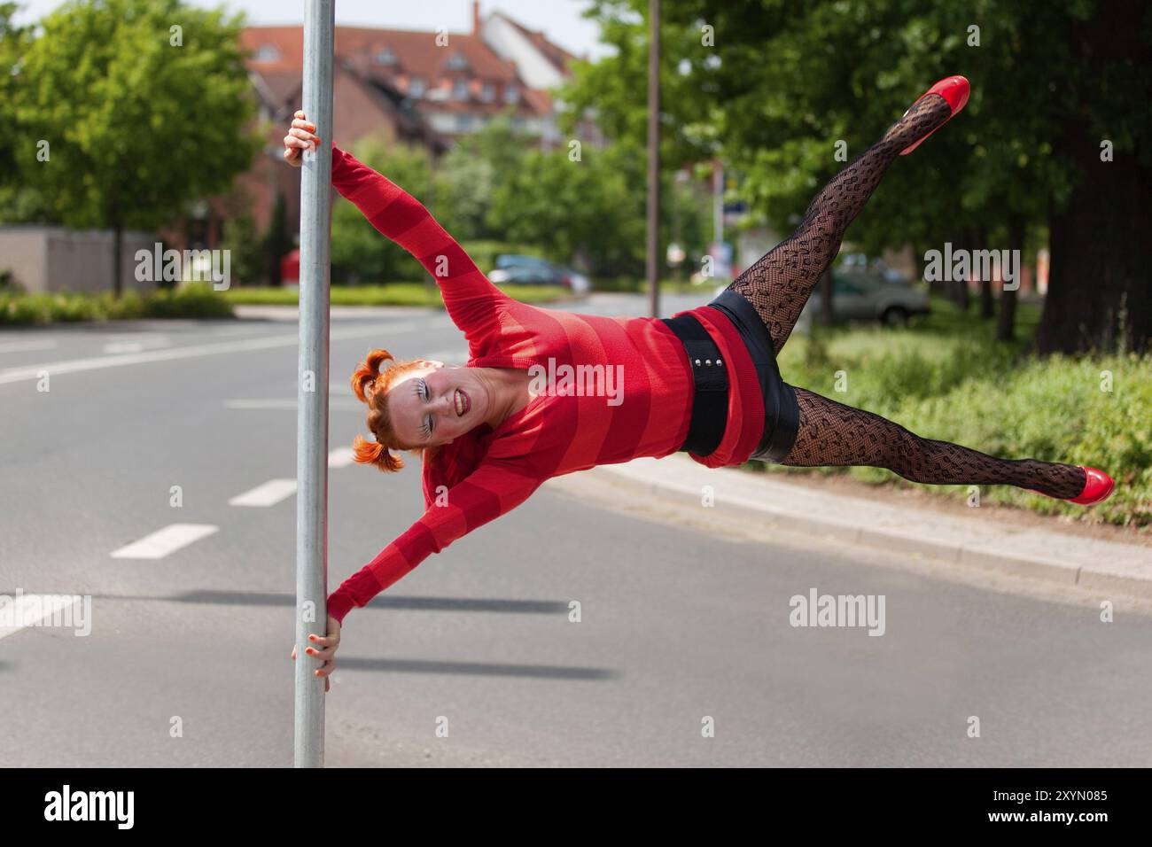 Straßenakrobatik auf einem Verkehrsschild, Hannover, Niedersachsen, Deutschland, Europa Stockfoto