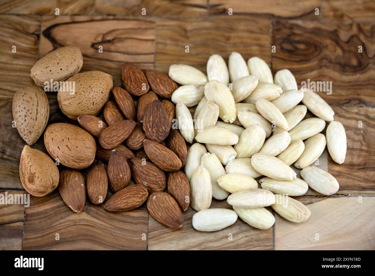 Mandel (Prunus dulcis, Prunus amygdalus, Amygdalus communis, Amygdalus dulcis), Mandel, mit Schale, gerissen und blanchiert Stockfoto