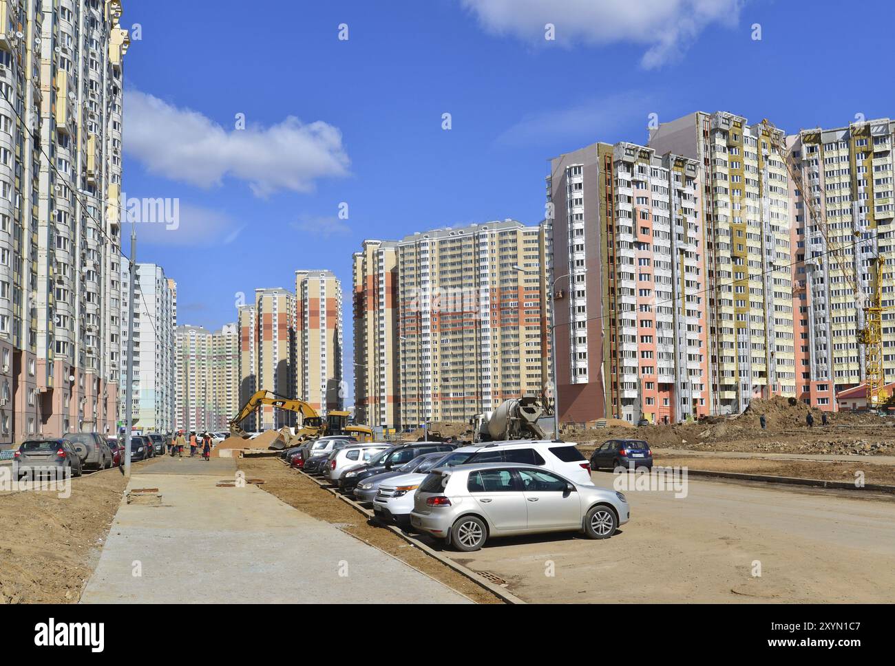 KRASNOGORSK, RUSSLAND, 22. APRIL 2015: Krasnogorsk ist die Stadt und das Zentrum des Bezirks Krasnogorski in einer Moskauer Oblast am Fluss Moskwa. Wohnbereich Stockfoto