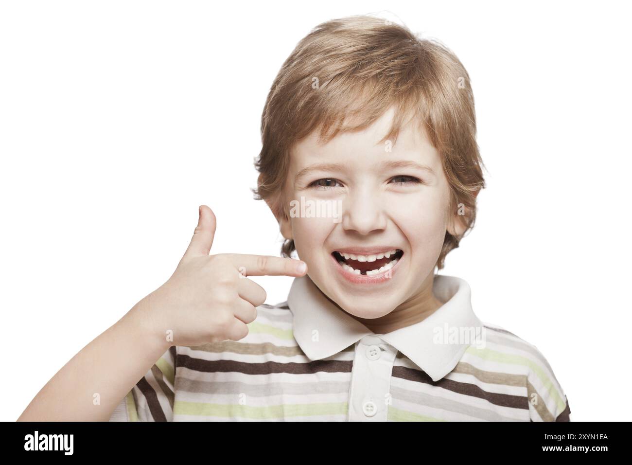 Wenig lächelnde Kind junge Hand nach seinem ersten Babymilch oder temporäre Zahn fallen heraus Stockfoto