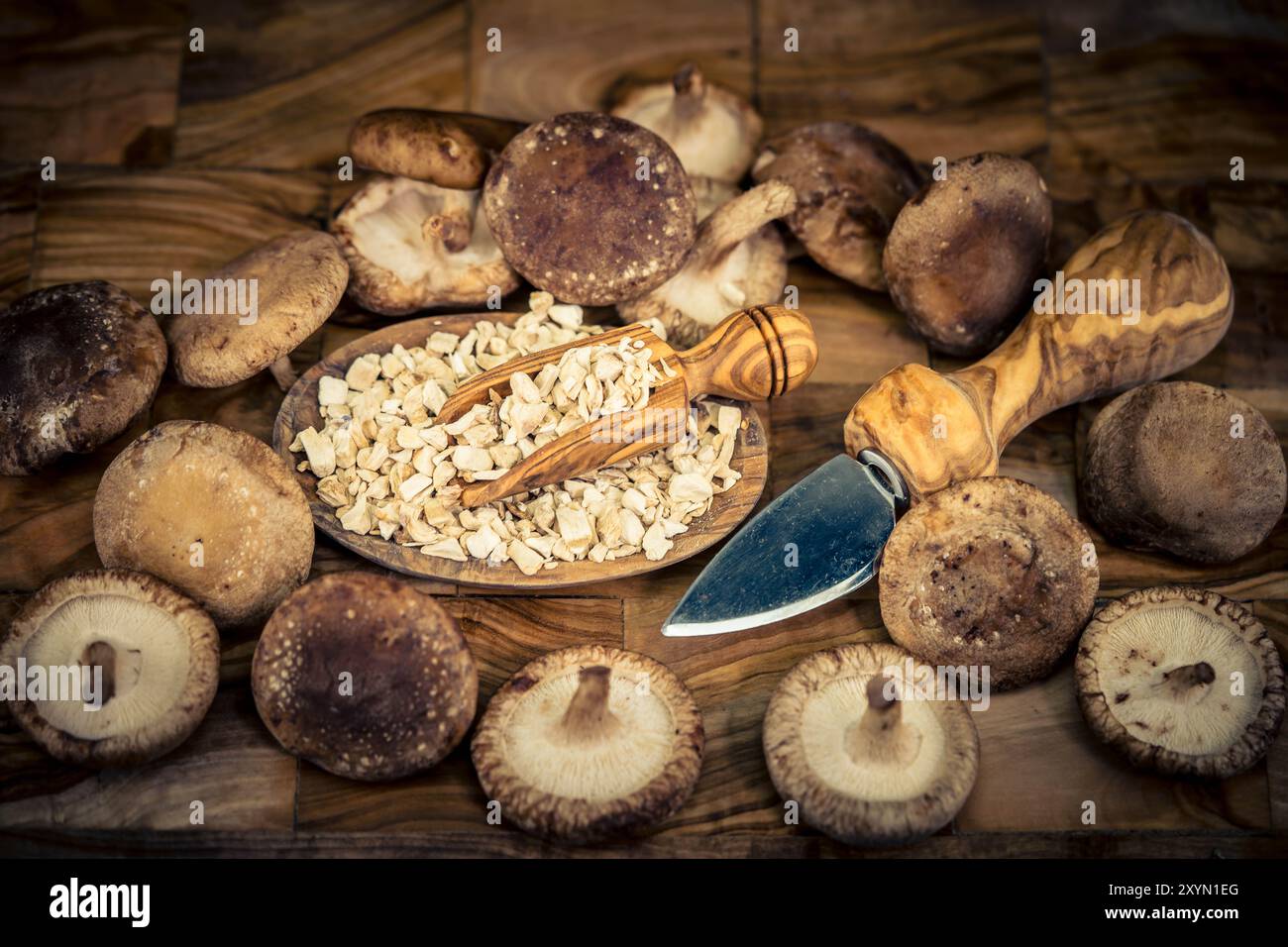 Shiitake (Lentinula edodes, Lentinus edodes), getrocknet und mit einem Messer auf einem Teller gehackt Stockfoto