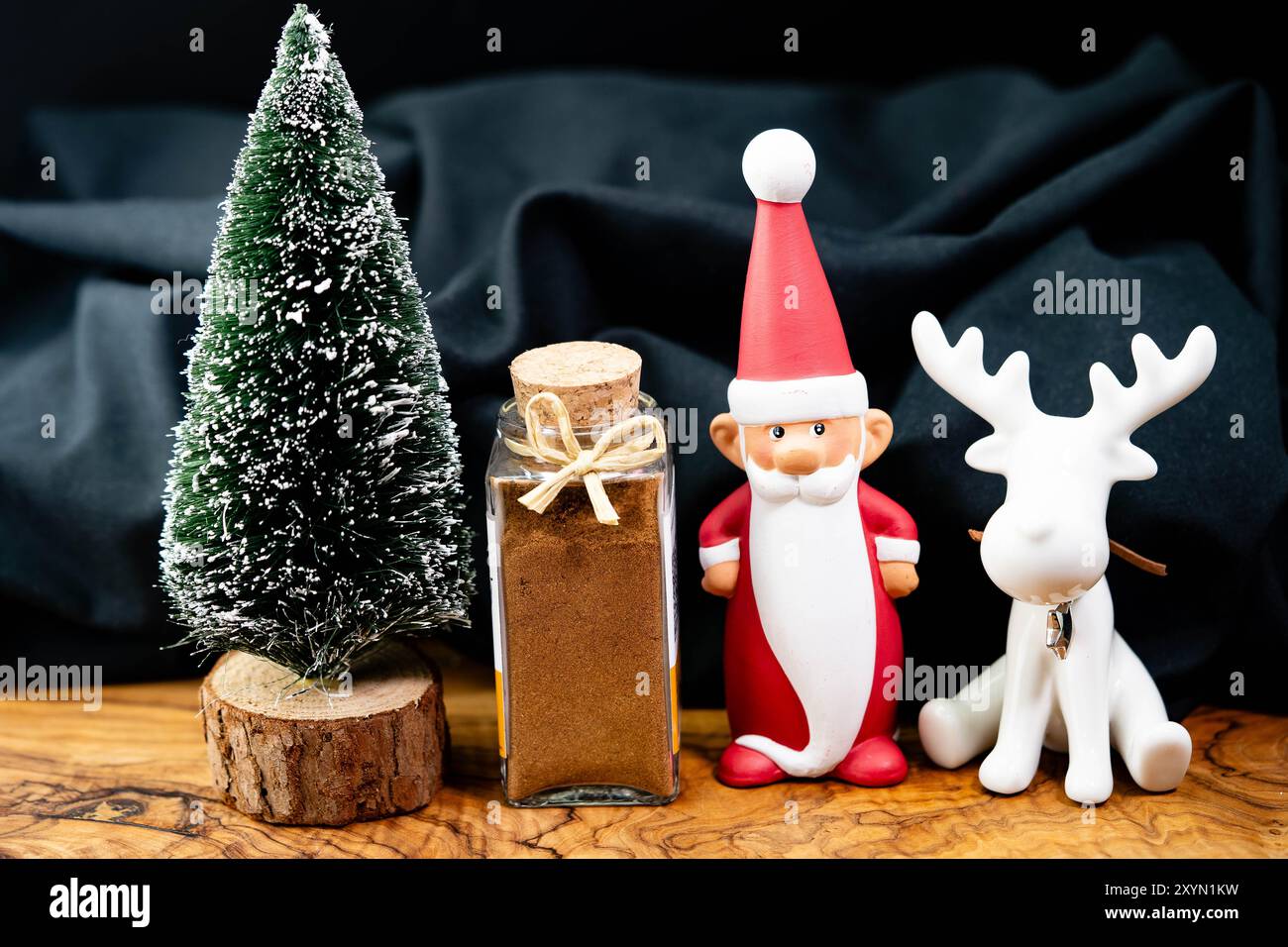Weihnachtsdekoration und ein Glas mit weihnachtlichen Gewürzen Stockfoto