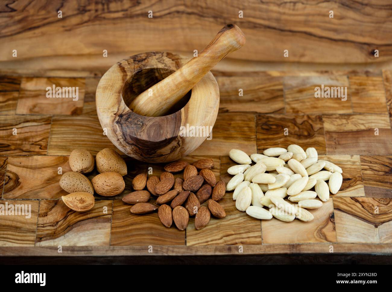 Mandel (Prunus dulcis, Prunus amygdalus, Amygdalus communis, Amygdalus dulcis), Mandel, mit Schale, gerissen und blanchiert, mit Mörtel Stockfoto