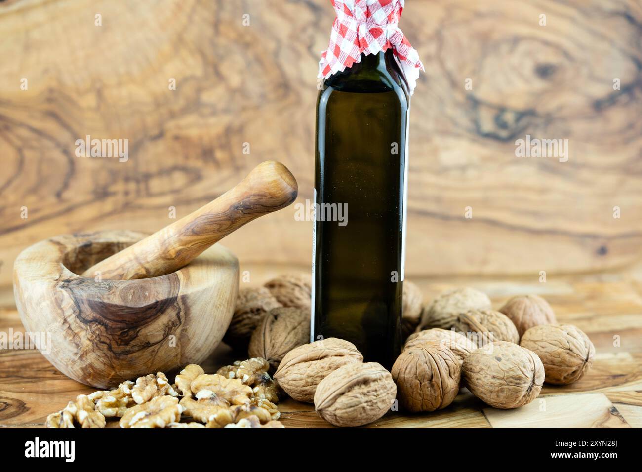 Walnuss (Juglans regia), ganze und gekrackte Walnüsse, Walnussöl und Mörtel Stockfoto