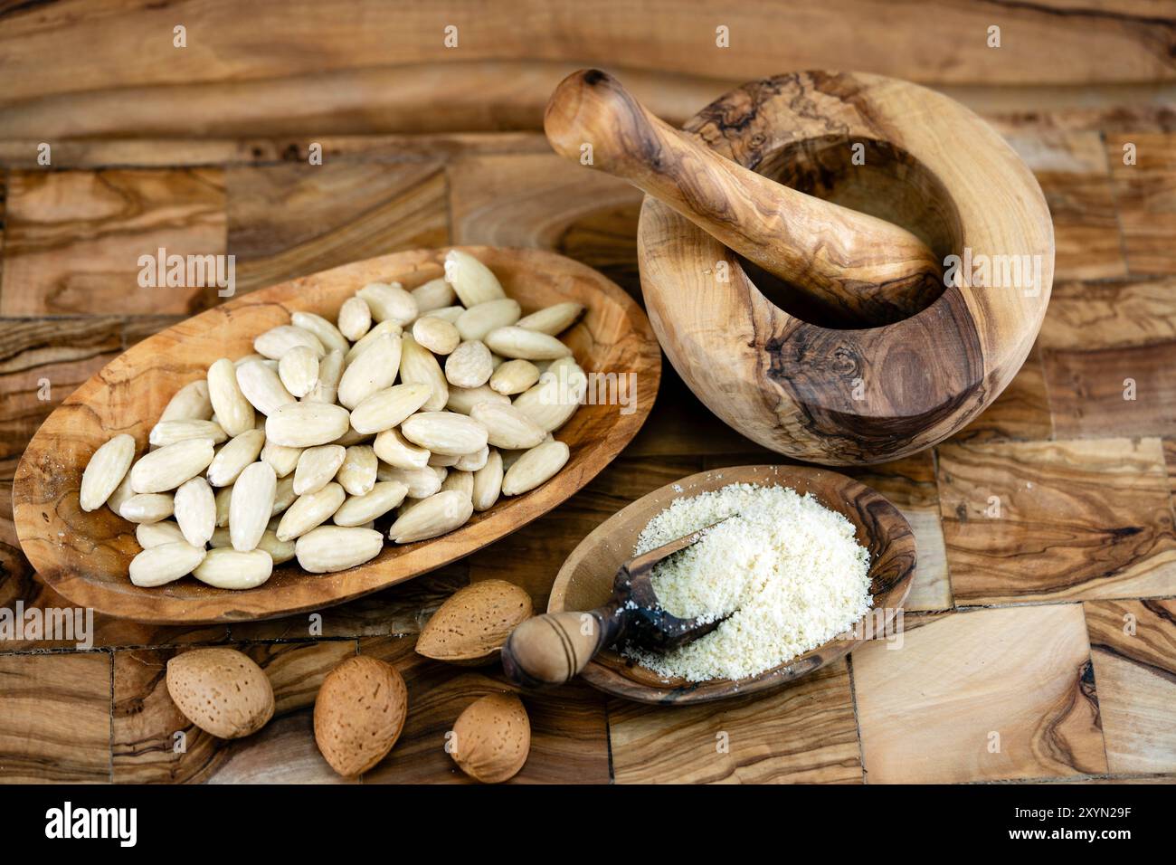 Mandel (Prunus dulcis, Prunus amygdalus, Amygdalus communis, Amygdalus dulcis), Mandel, mit Schale, gerissen, blanchiert und gemahlen, mit Mörtel Stockfoto