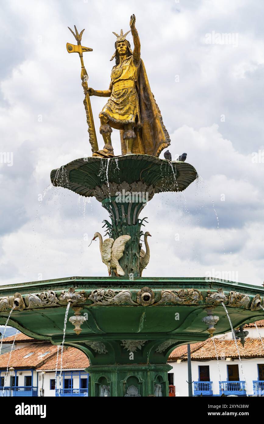 Die Statue von Pachacuti auf der Plaza de Armas in Cusco, Peru, Südamerika Stockfoto