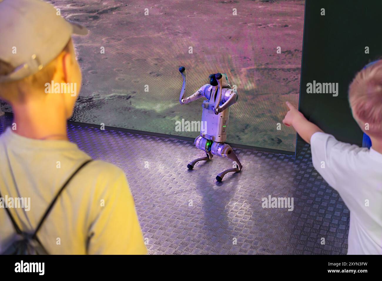 Intelligenter High-Tech-Roboterhund, manuell programmierbar über mobile Steuerung, sprachgesteuertes, elektrisches Spielzeug. Kinder spielen und lernen die neueste Technologie. Stockfoto