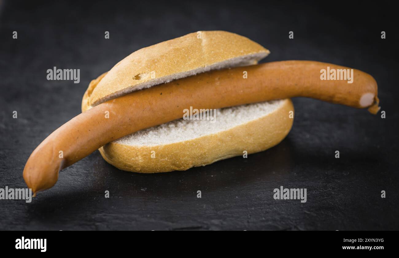 Teil der Würstchen (Frankfurter) als detaillierte Nahaufnahme auf einem Schiefer Tafel (selektive Fokus) Stockfoto