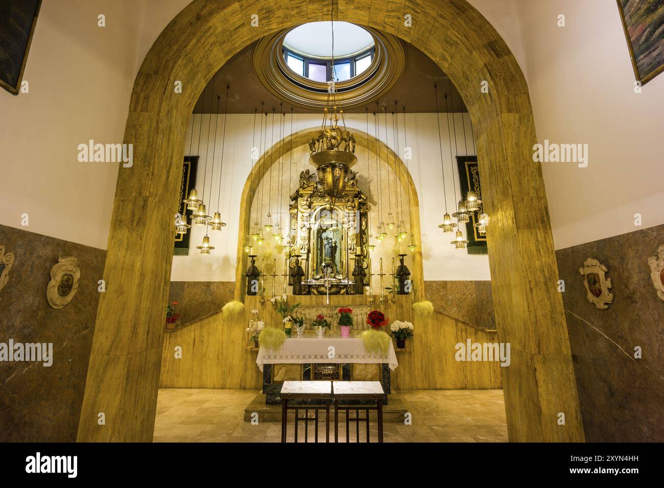 Camarin de la Virgen (o pequena Alcoba de la Senora), Moreneta de piedra de mares policromada de entre los S. XIII-XIV, Santuario de Lluc, siglo XVII, Stockfoto