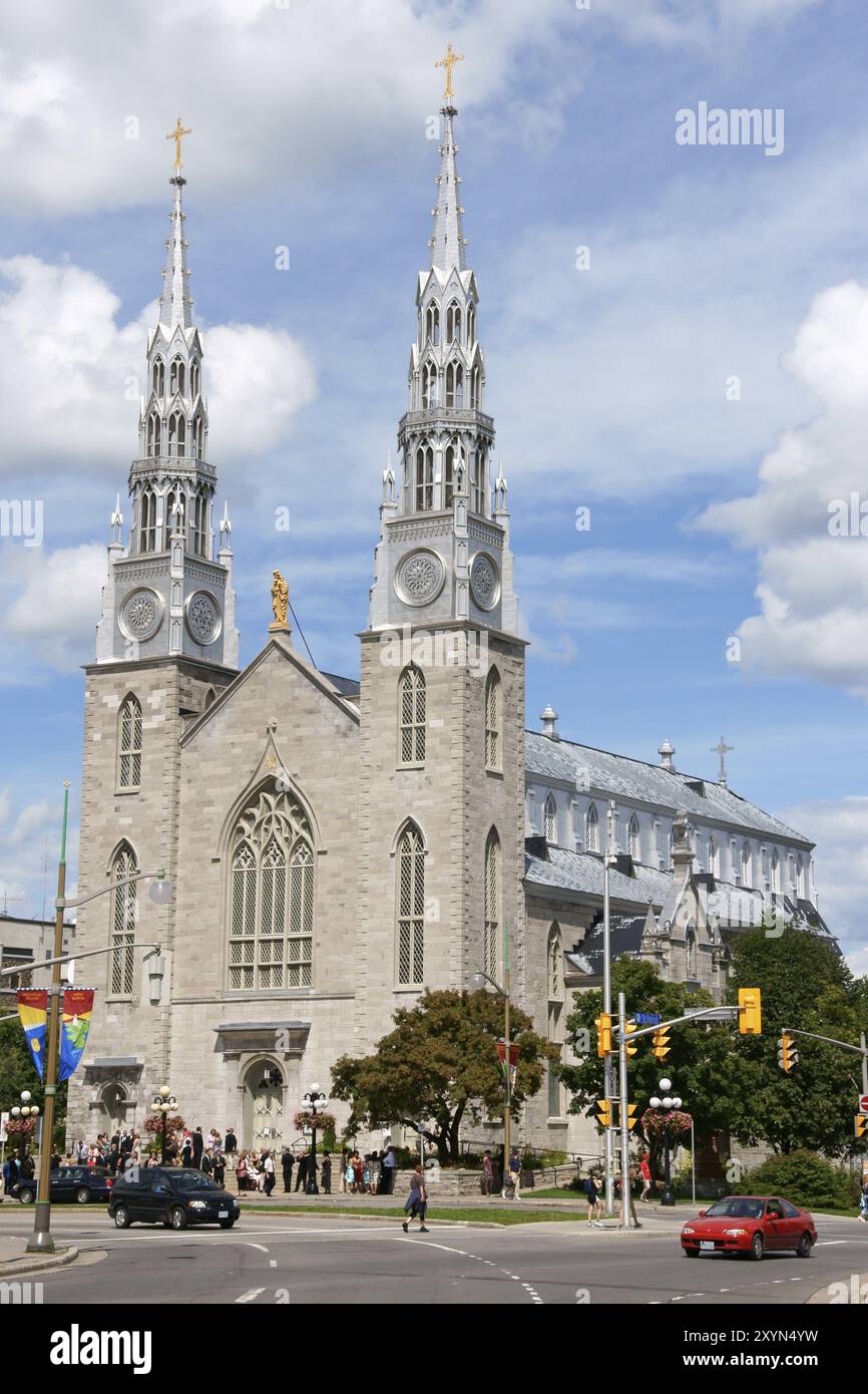 Ottawa, Kanada, 8. August 2008: Kathedrale Notre Dame in Ottawa mit zwei silbernen Türmen. Vor dem Cathe warten viele Gläubige Stockfoto