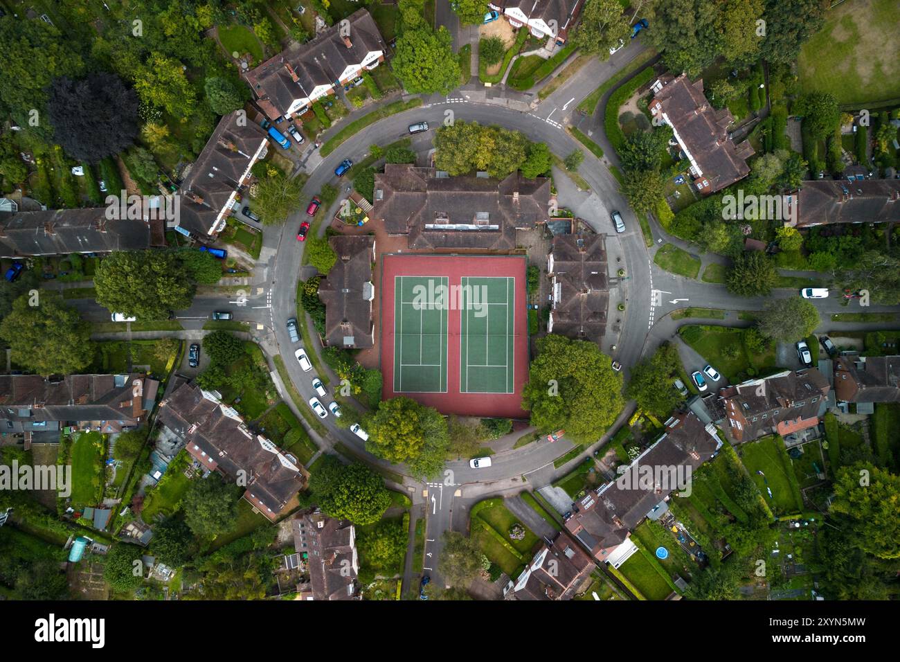 Harborne, Birmingham, 30. August 2024. Der Circle Tennis Club in Harborne ist einzigartig, da er sich in einem Kreisverkehr befindet, der von einem grünen Wohnhaus umgeben ist. Der Club geht auf das Jahr 1918 zurück. Es wurde ursprünglich als Moor Pool Estate Village Green an The Hears of the Circle erbaut und wurde für Festlichkeiten und besondere Anlässe genutzt. PIC by Credit: Stop Press Media/Alamy Live News Stockfoto