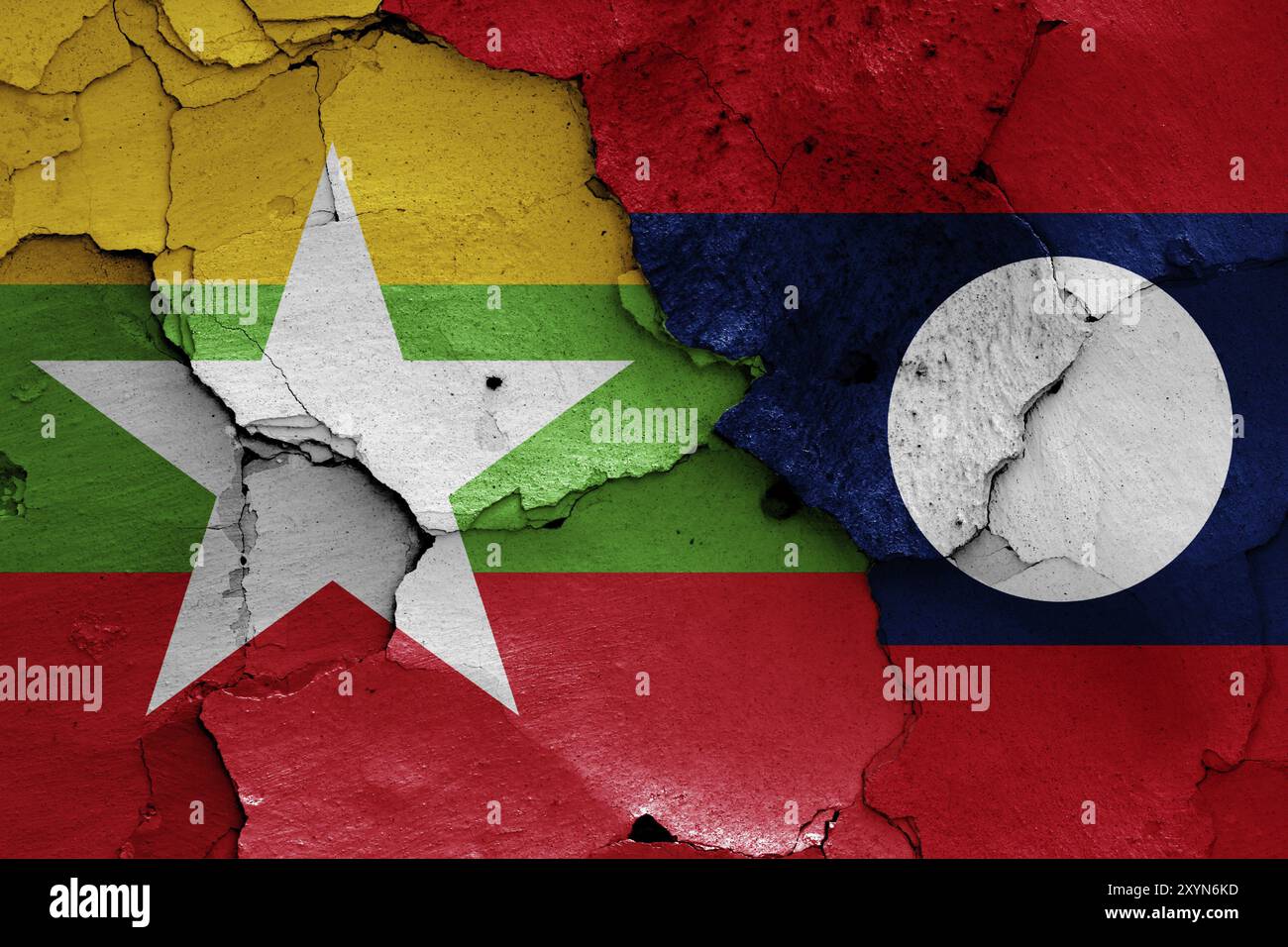 Flaggen von Myanmar und Laos auf gerissene Wand gemalt Stockfoto