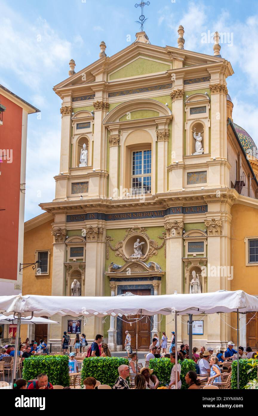 Nizza, Frankreich - 7. August 2024: Blick auf die Kathedrale von Nizza in der wunderschönen Altstadt von Nizza. Stockfoto
