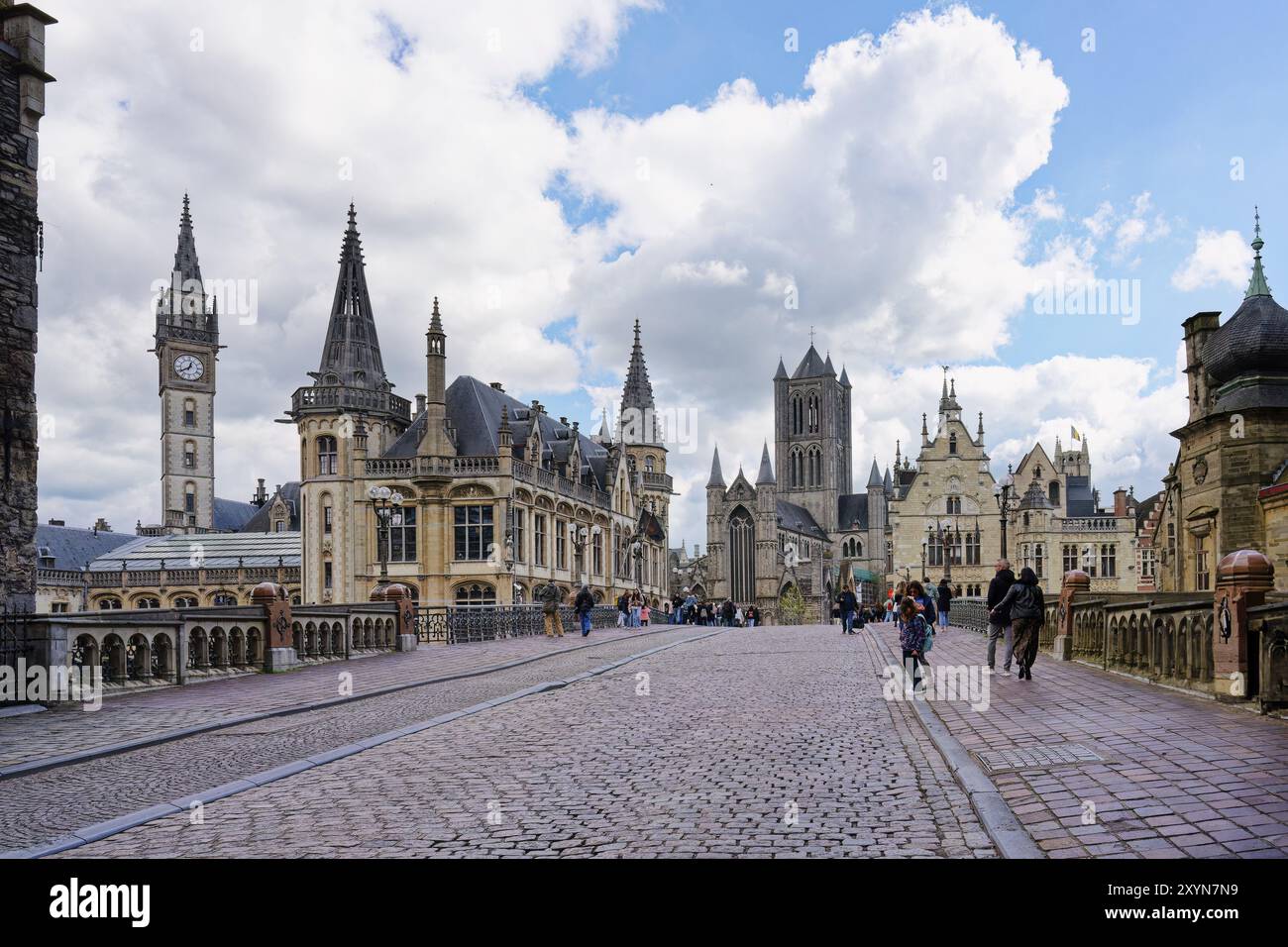 St. Michael Brücke mit dem ehemaligen Postgebäude und der gotischen St. Nikolaus Kirche, Gent, Flandern, Belgien, Europa Stockfoto