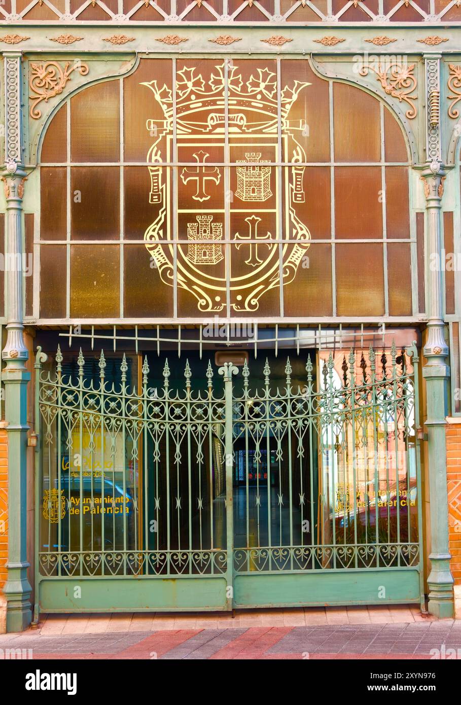 Wappen an den Eingangstoren zum Mercado de Abastos aus Gusseisen und Glas, erbaut 1900 im Stadtzentrum von Palencia Castile und Leon Spanien Stockfoto