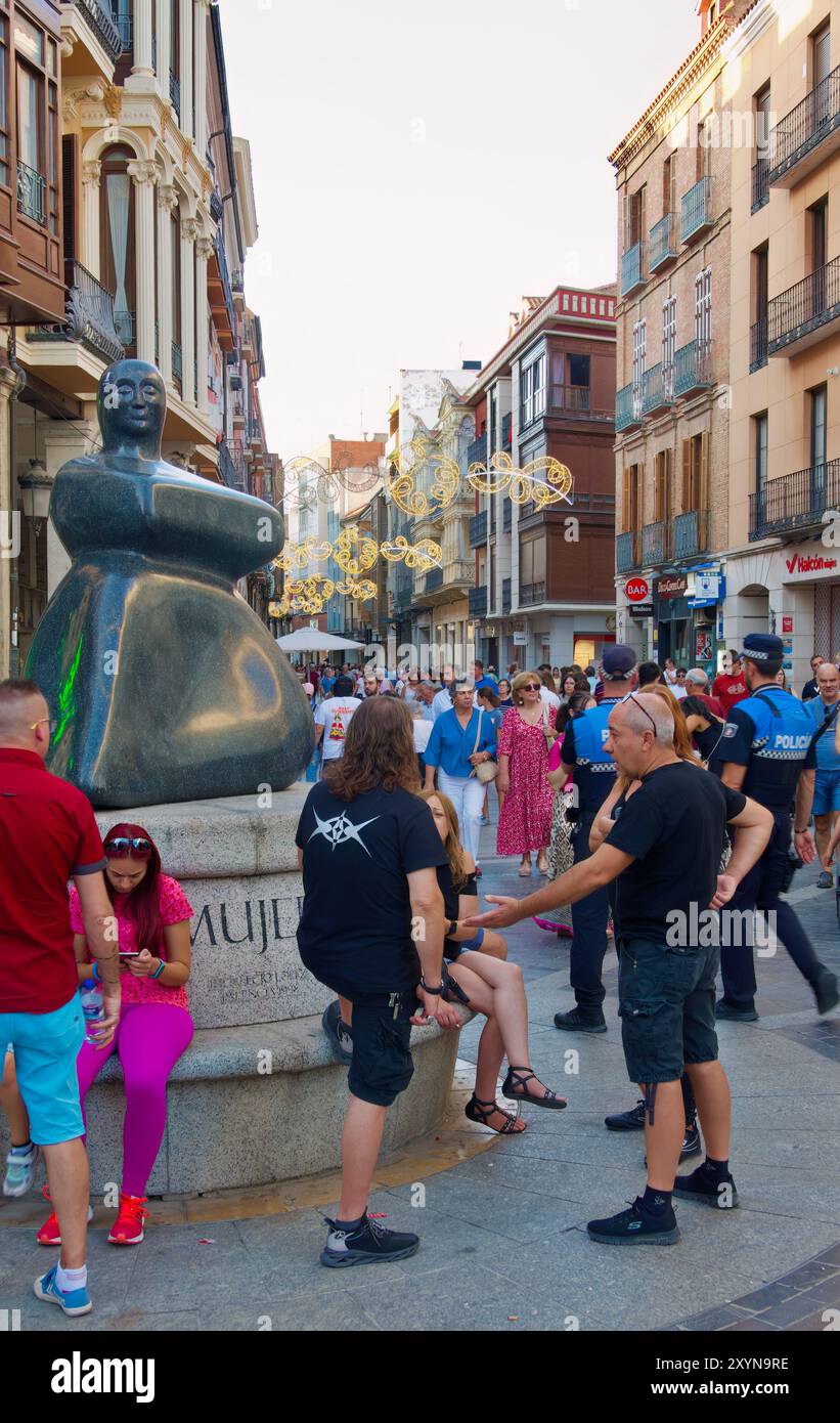 Skulptur Mujer Woman, auch bekannt als La Gorda von Indalecio López Castrillo im Stadtzentrum von Palencia während der San Antolin fiesta Kastilien und Leon Spanien Stockfoto