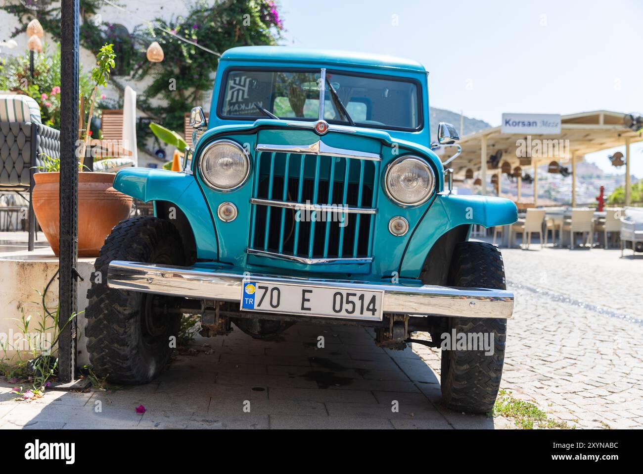 Kalkan, Türkei - 15. August 2024: Blue Pick-up steht an einem sonnigen Tag am Straßenrand, Vorderansicht. Willys Jeep Truck ist ein Truck von Willys-O Stockfoto