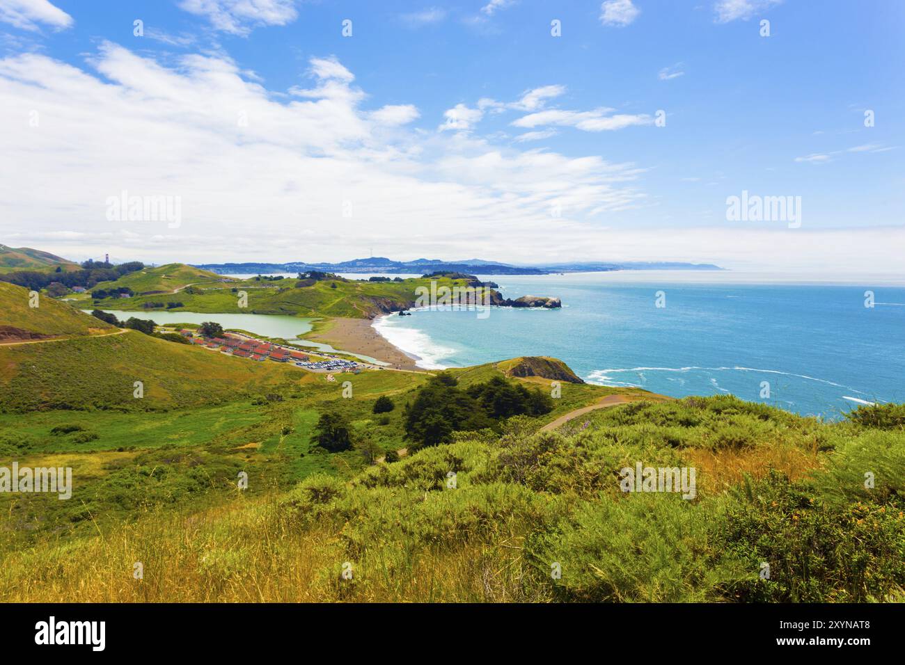 San Francisco im fernen Hintergrund von den Marin Headlands oberhalb von Fort Cronkhite und Rodeo Beach entlang des Küstenpfads an einem Sommertag in Stockfoto