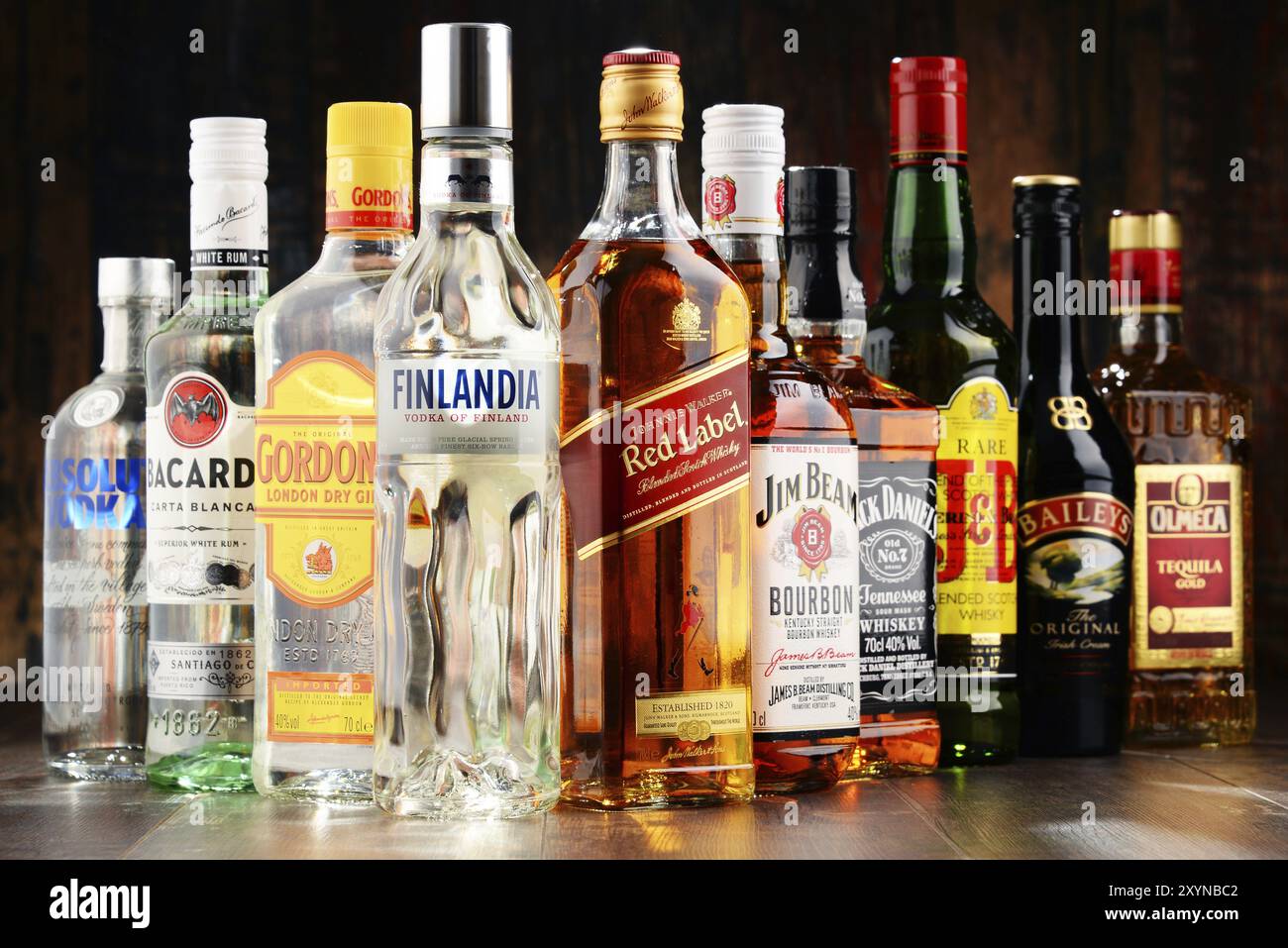 Weltweit konsumieren rund 2 Milliarden Menschen Alkohol, eine der am häufigsten verwendeten Freizeitdrogen der Welt, mit einem jährlichen Verbrauch von über 6 Litern reinen Alkohols Stockfoto